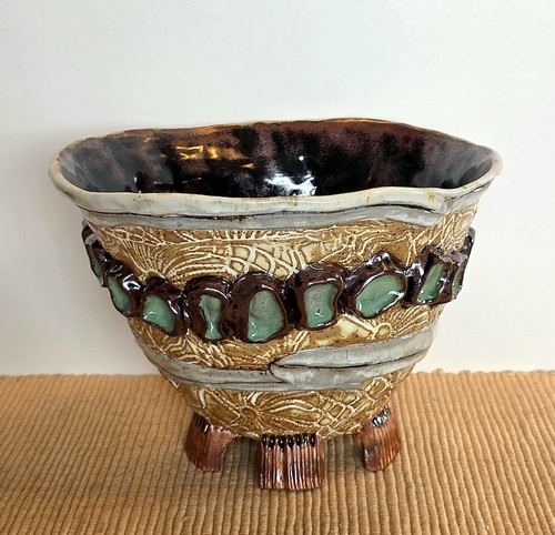 Click to view detail for SL-644 Bowl, Large Stoneware Footed Textured $260